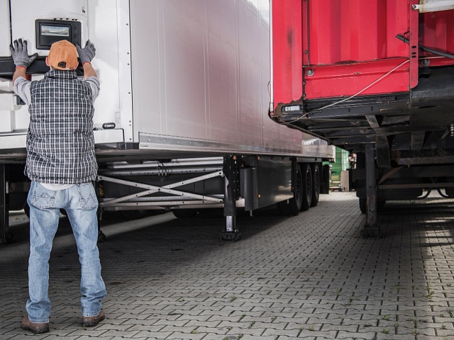 Перегруз консолидированного груза с фуры на фуру